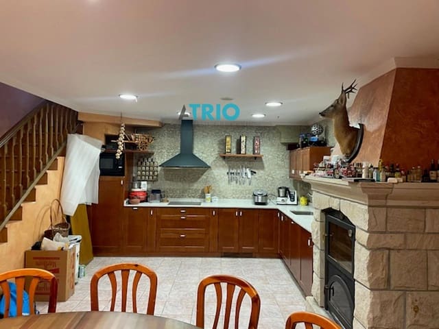 4 bedroom Townhouse for sale in Burgos city with garage - € 265,000 (Ref: 9315257)