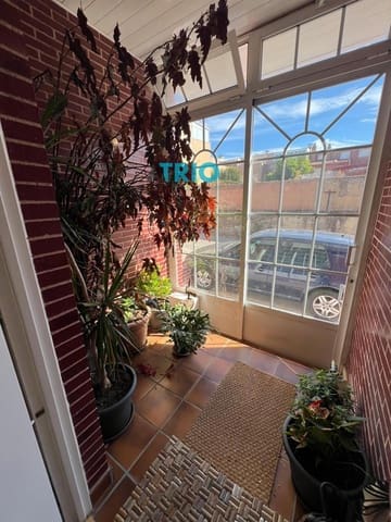 4 bedroom Townhouse for sale in Burgos city with garage - € 295,000 (Ref: 9384953)