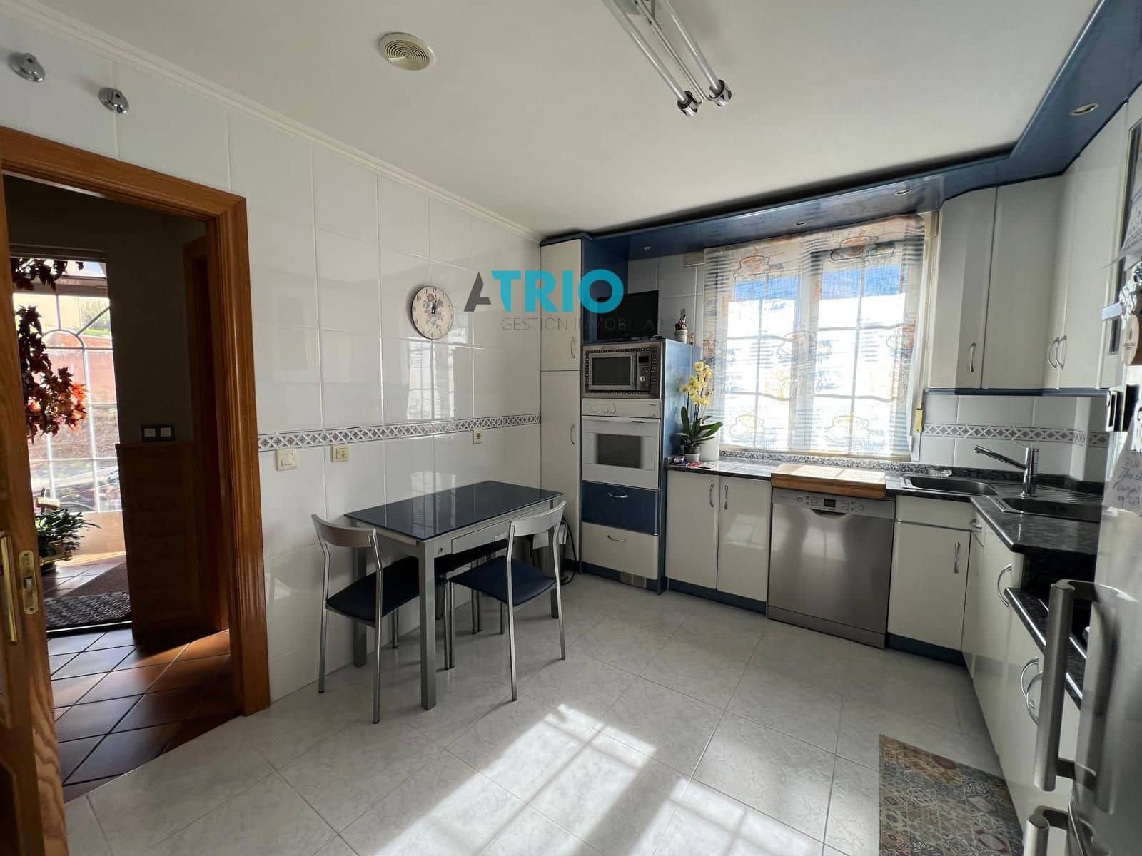 4 makuuhuone Omakotitalo myytävänä paikassa Burgos kaupunki mukana 
autotalli - 295 000 € (Ref: 9384953)