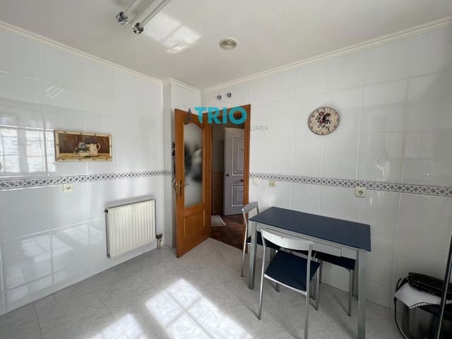 4 bedroom Townhouse for sale in Burgos city with garage - € 295,000 (Ref: 9384953)