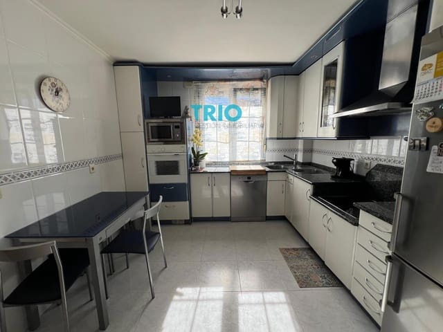 4 bedroom Townhouse for sale in Burgos city with garage - € 295,000 (Ref: 9384953)