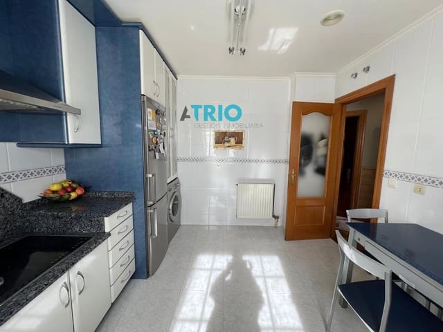 4 bedroom Townhouse for sale in Burgos city with garage - € 295,000 (Ref: 9384953)