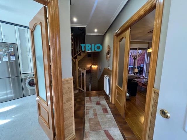 4 bedroom Townhouse for sale in Burgos city with garage - € 295,000 (Ref: 9384953)