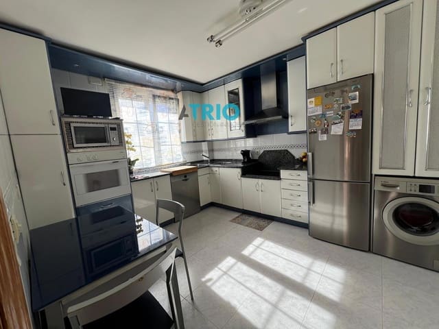 4 bedroom Townhouse for sale in Burgos city with garage - € 295,000 (Ref: 9384953)