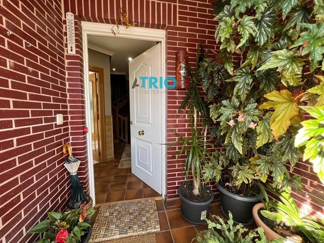 4 bedroom Townhouse for sale in Burgos city with garage - € 295,000 (Ref: 9384953)