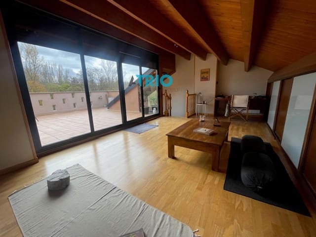 5 bedroom Townhouse for sale in Burgos city with garage - € 370,000 (Ref: 9410024)