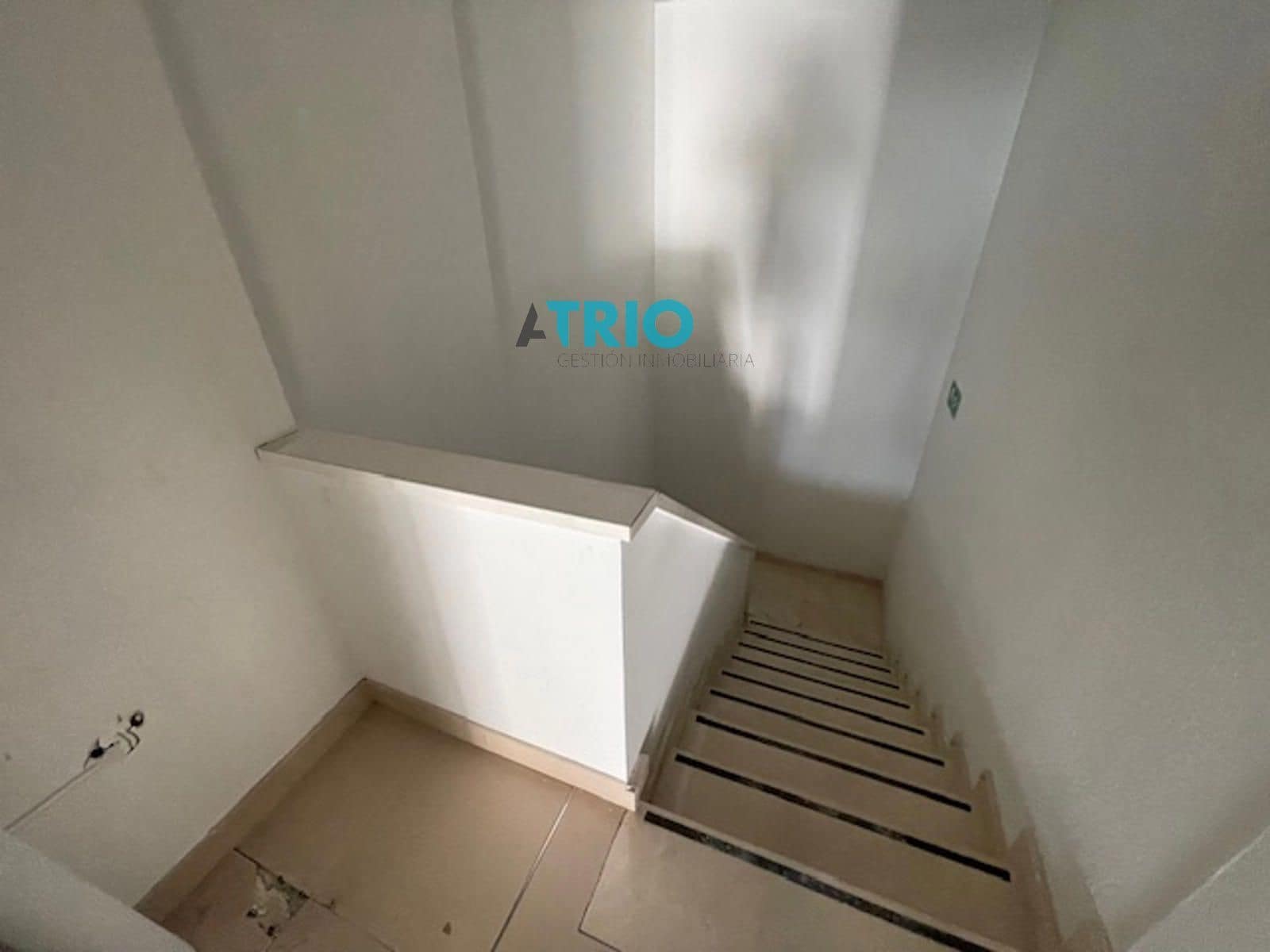 Komercyjne do wynajęcia w Miasto Burgos - 4 900 € (Ref: 9420624)