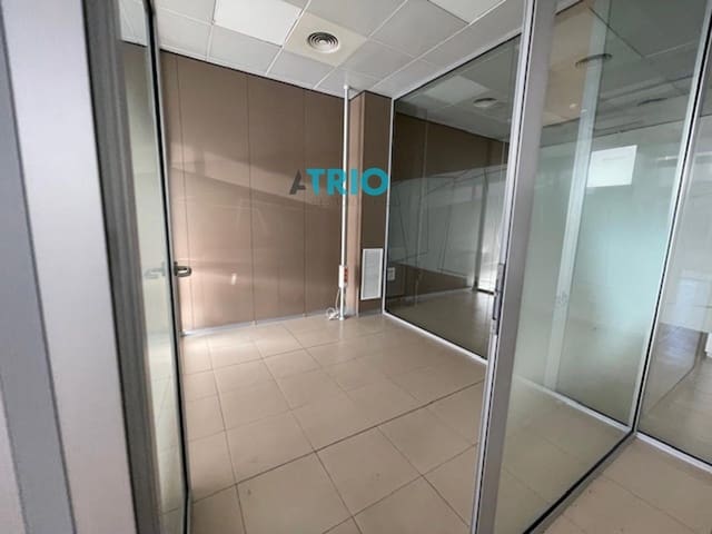 Komercyjne do wynajęcia w Miasto Burgos - 4 900 € (Ref: 9420624)