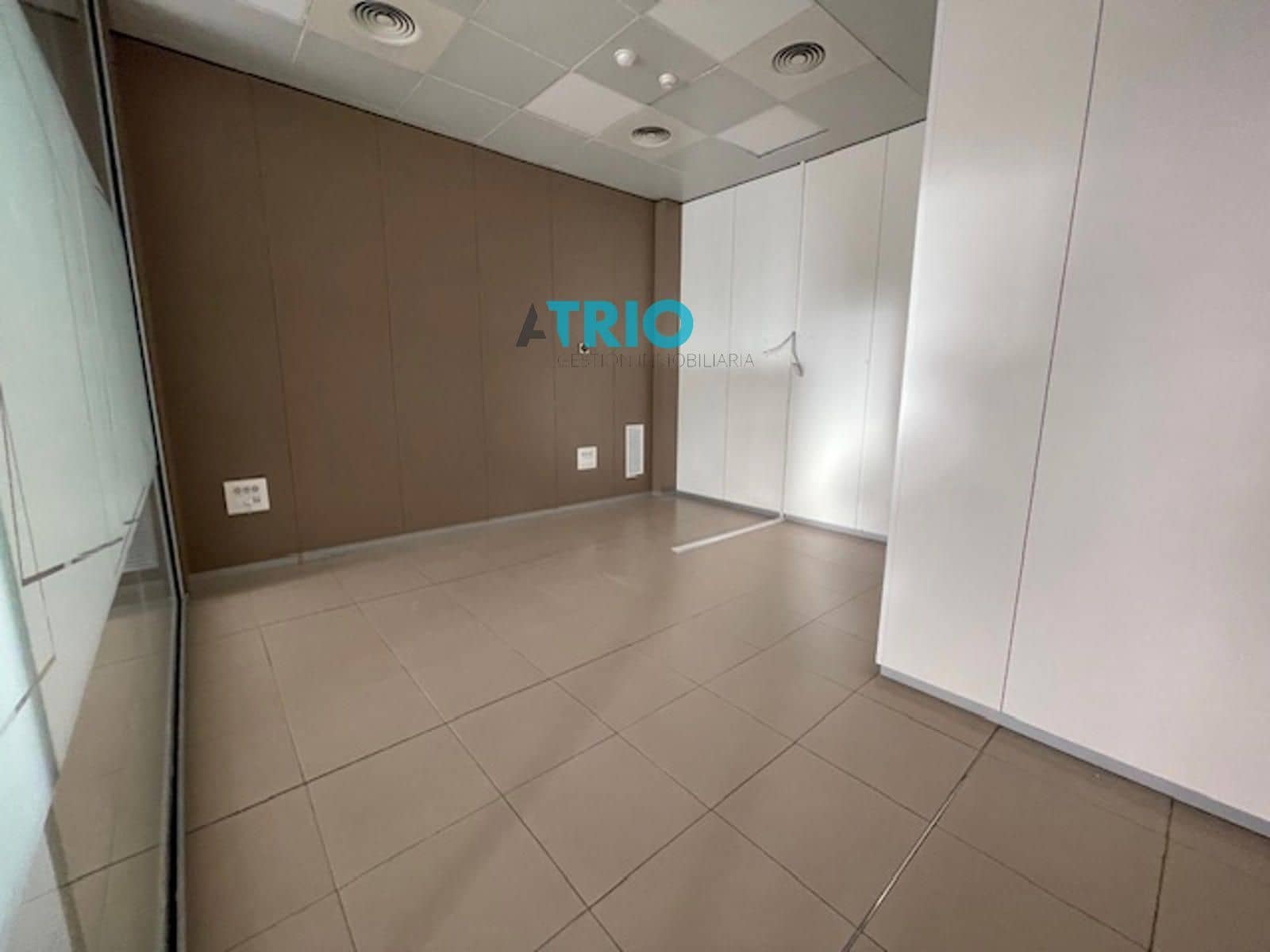 Komercyjne do wynajęcia w Miasto Burgos - 4 900 € (Ref: 9420624)