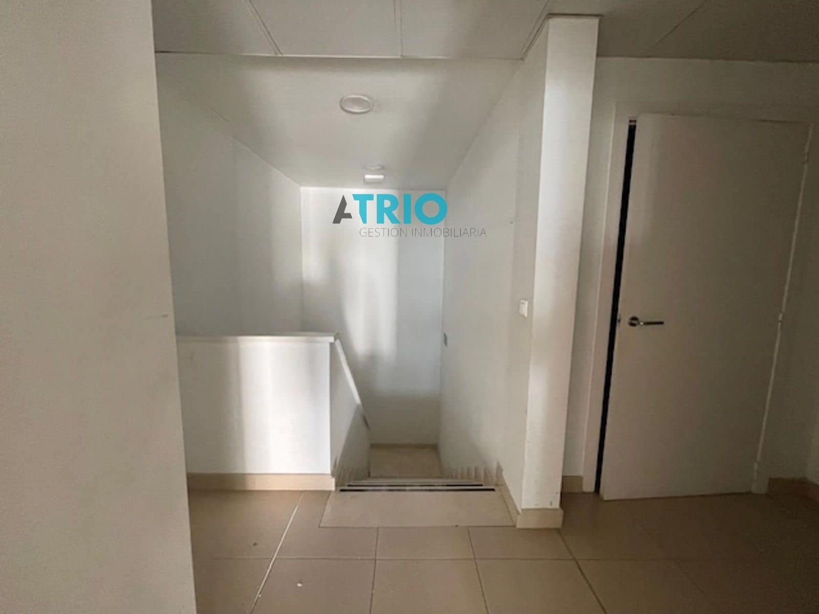 Komercyjne do wynajęcia w Miasto Burgos - 4 900 € (Ref: 9420624)