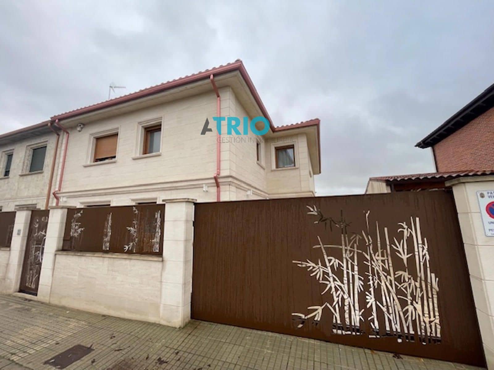 6 bedroom Villa for sale in Burgos city with garage - € 880,000 (Ref: 9428223)