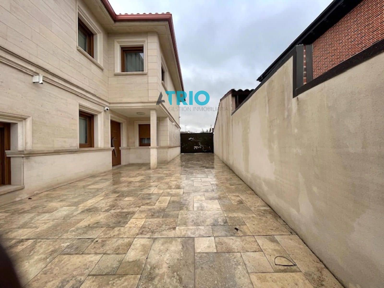 6 bedroom Villa for sale in Burgos city with garage - € 880,000 (Ref: 9428223)