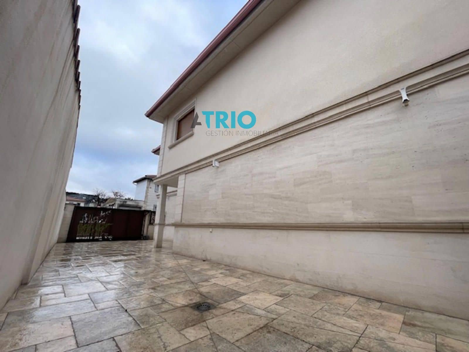 6 bedroom Villa for sale in Burgos city with garage - € 880,000 (Ref: 9428223)