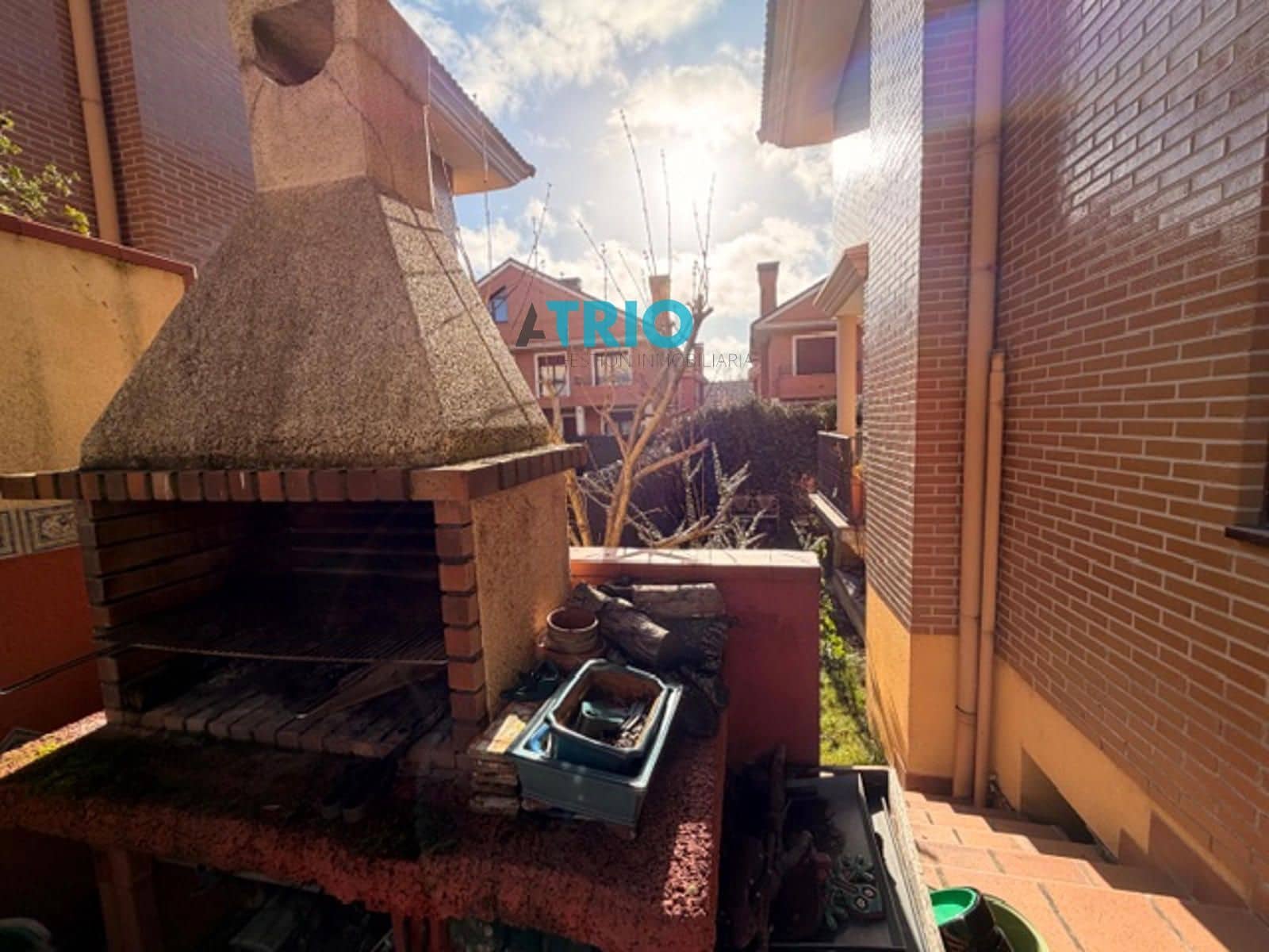 6 bedroom Villa for sale in Burgos city with garage - € 610,000 (Ref: 9596473)