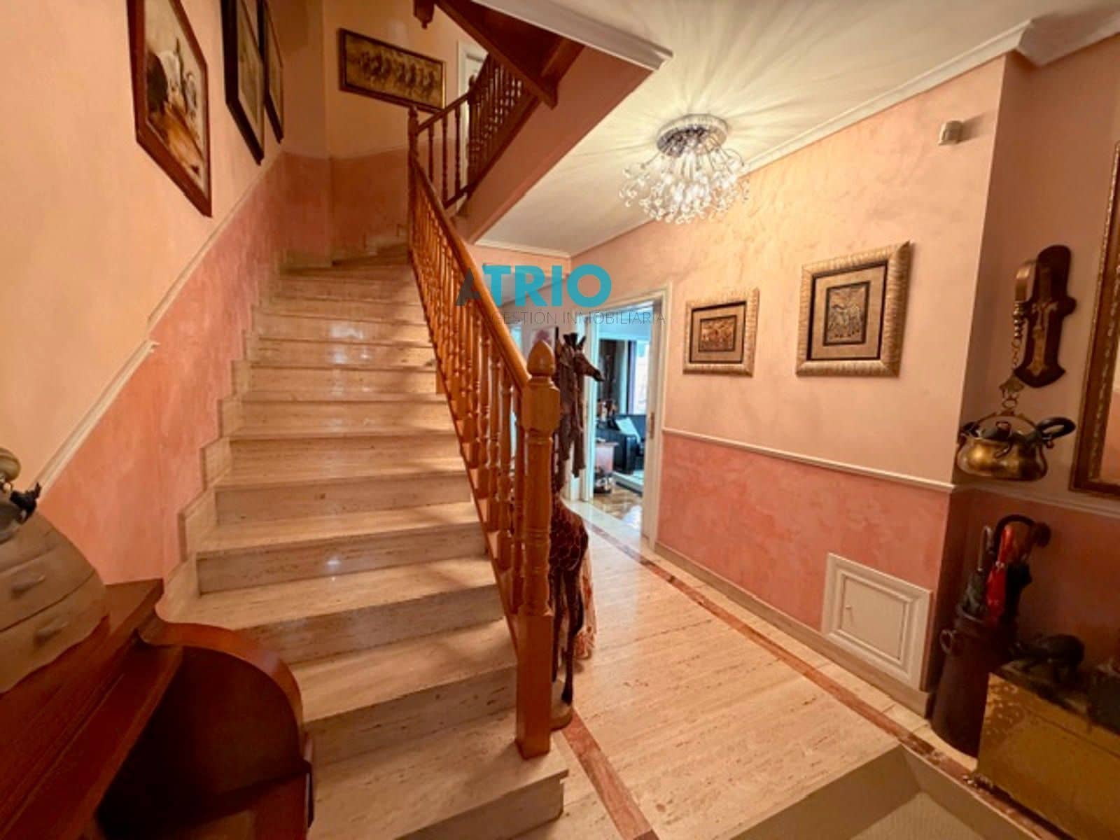 6 bedroom Villa for sale in Burgos city with garage - € 610,000 (Ref: 9596473)