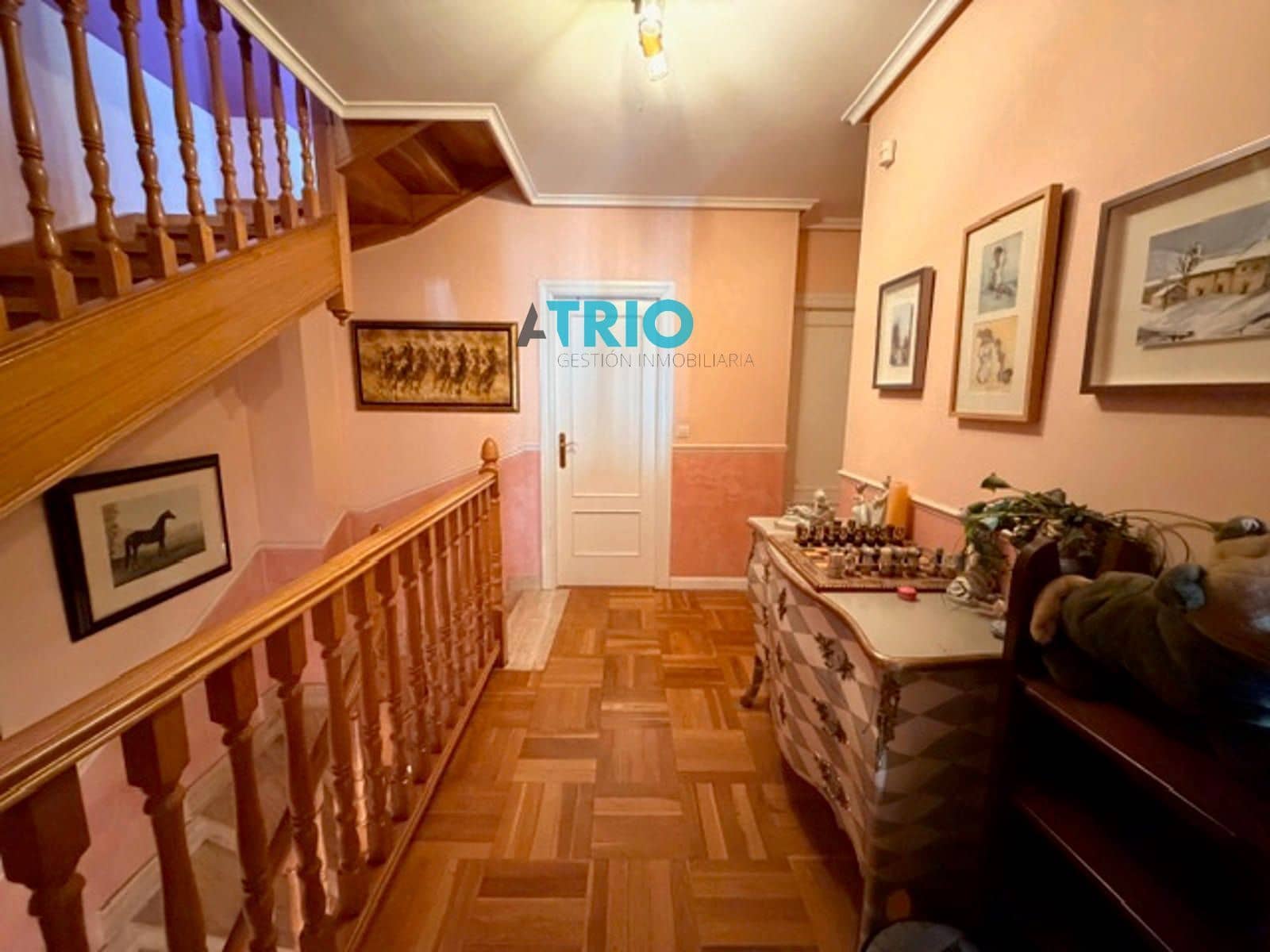 6 bedroom Villa for sale in Burgos city with garage - € 610,000 (Ref: 9596473)