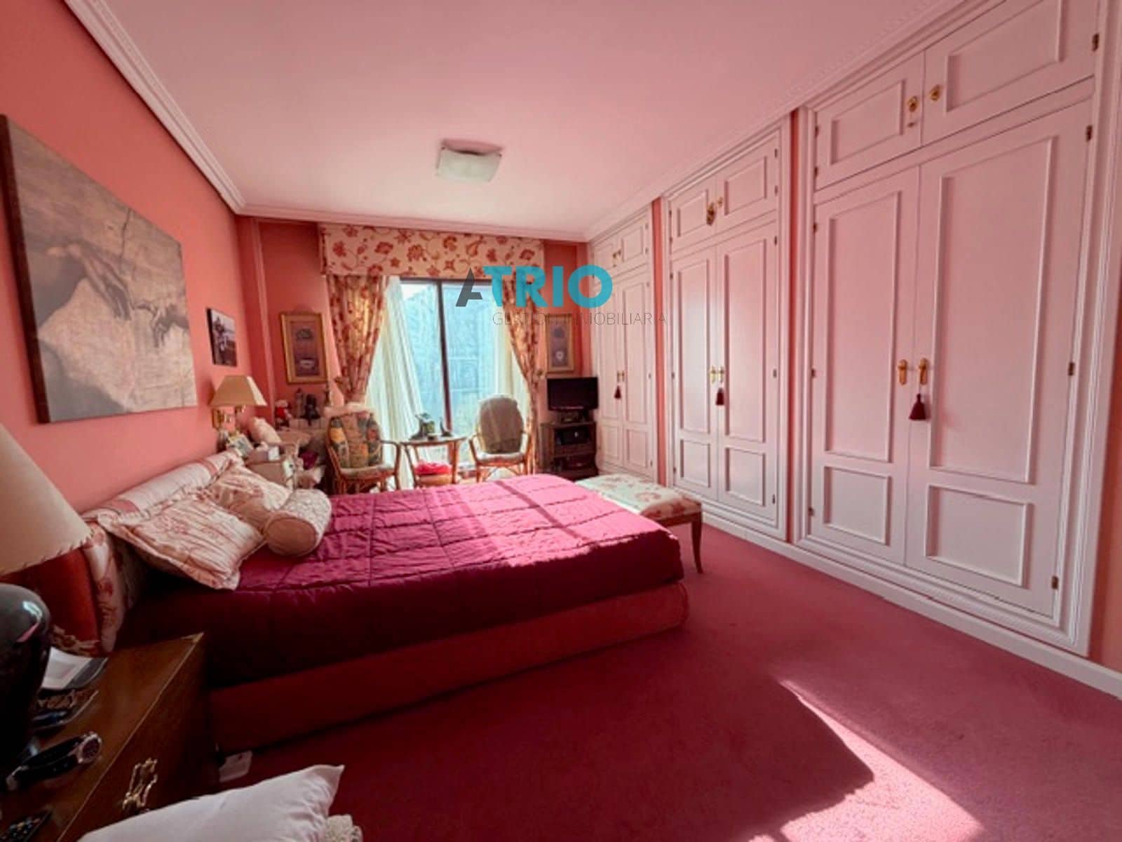 6 bedroom Villa for sale in Burgos city with garage - € 610,000 (Ref: 9596473)