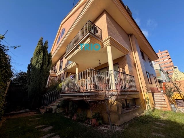 6 soveværelse Villa til salg i Burgos by med garage - € 610.000 (Ref: 9596473)