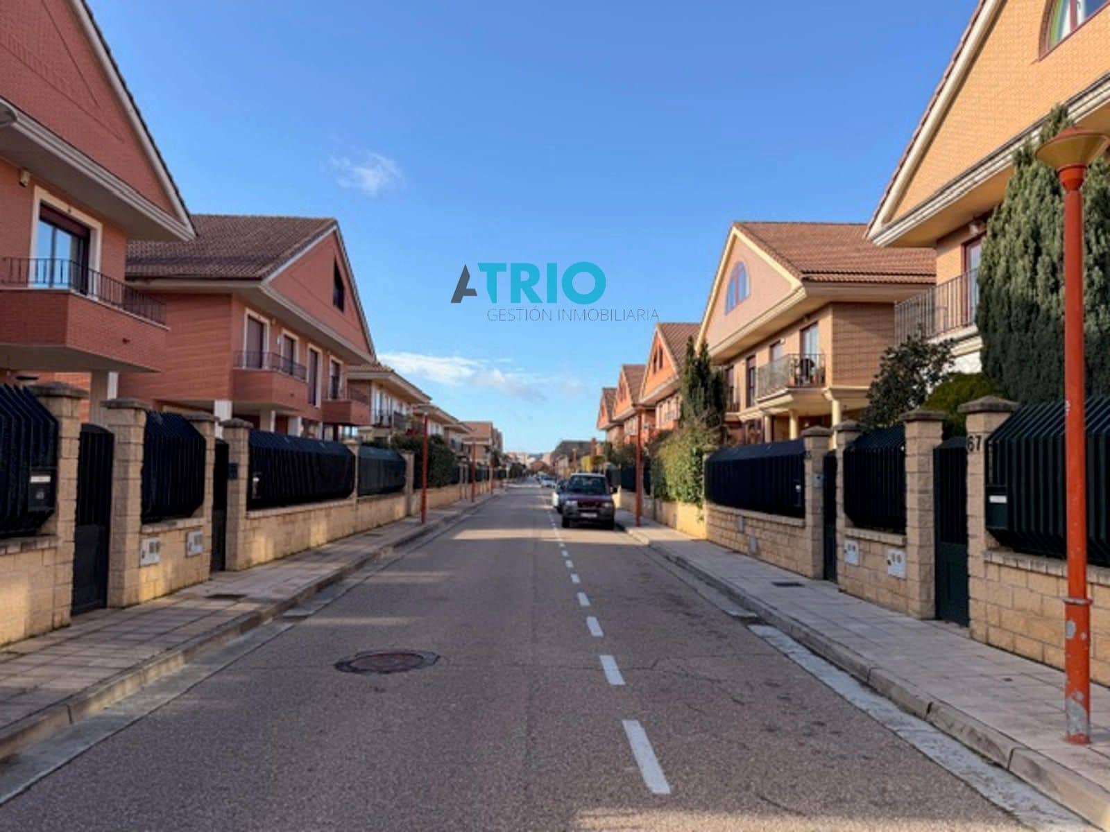 6 bedroom Villa for sale in Burgos city with garage - € 610,000 (Ref: 9596473)