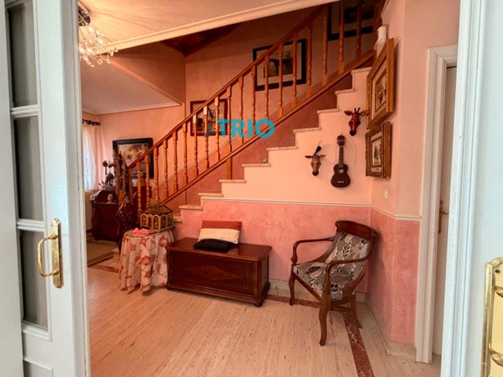 6 bedroom Villa for sale in Burgos city with garage - € 610,000 (Ref: 9596473)