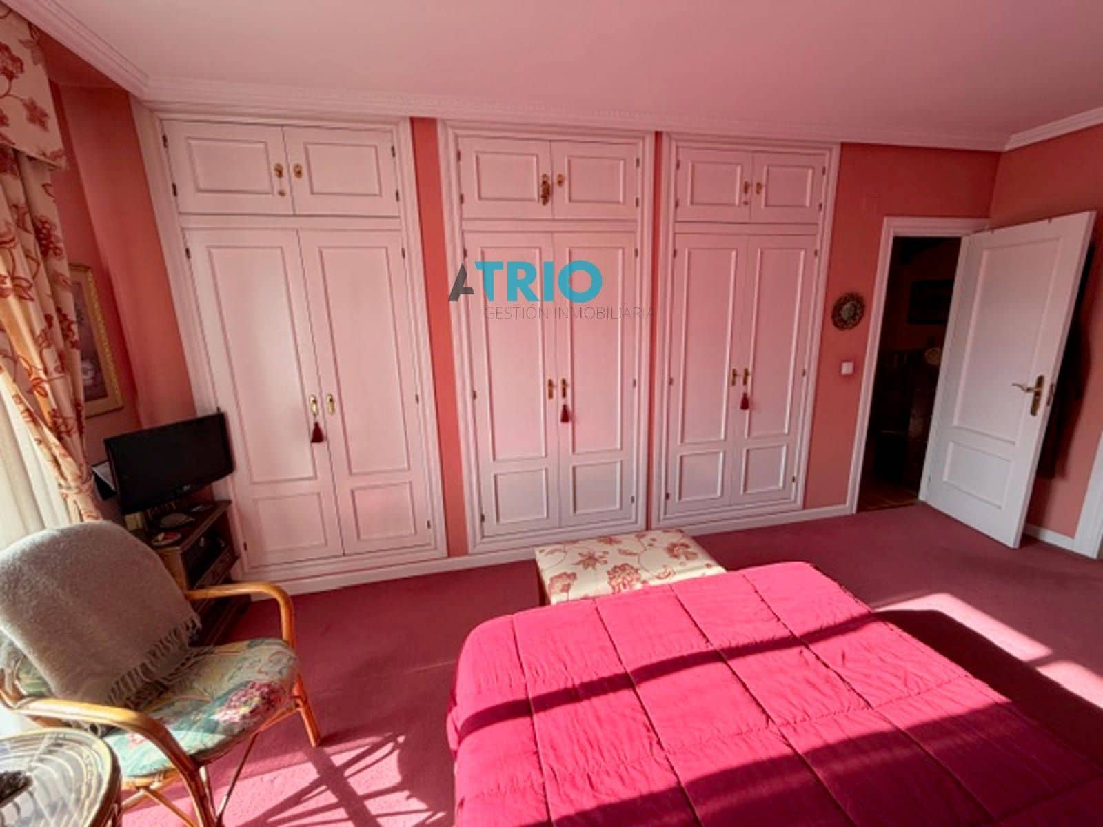 6 bedroom Villa for sale in Burgos city with garage - € 610,000 (Ref: 9596473)