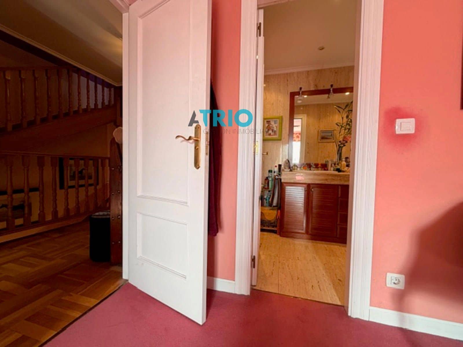 6 bedroom Villa for sale in Burgos city with garage - € 610,000 (Ref: 9596473)