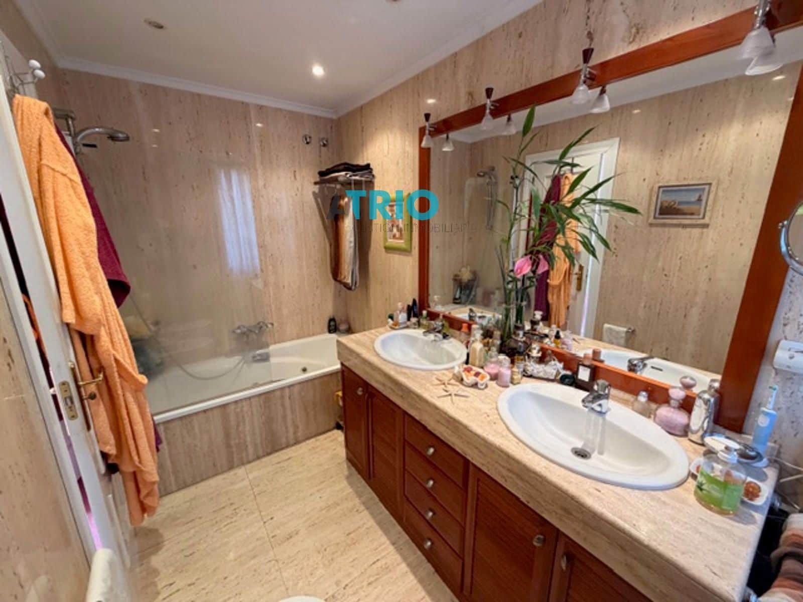 6 bedroom Villa for sale in Burgos city with garage - € 610,000 (Ref: 9596473)