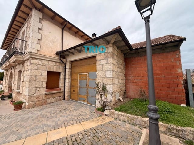 5 bedroom Villa for sale in Cavia with garage - € 320,000 (Ref: 9622764)