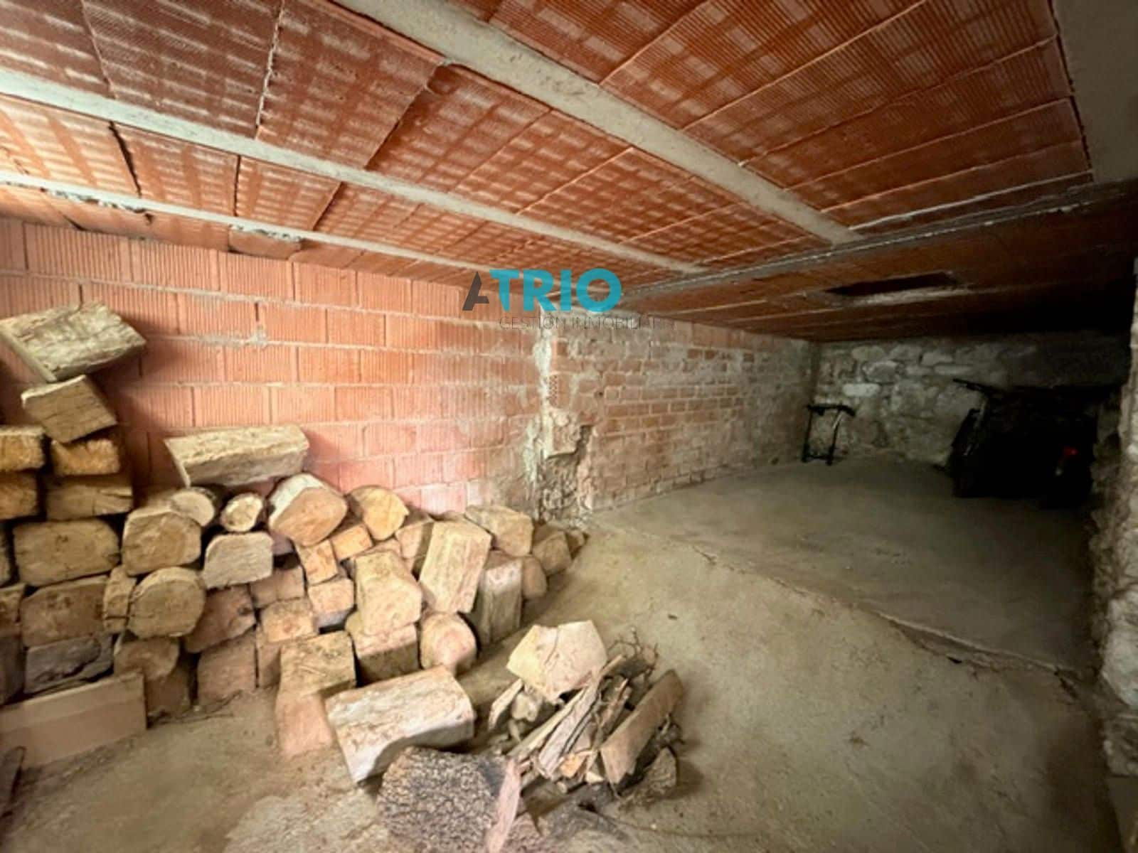 5 bedroom Villa for sale in Cavia with garage - € 320,000 (Ref: 9622764)