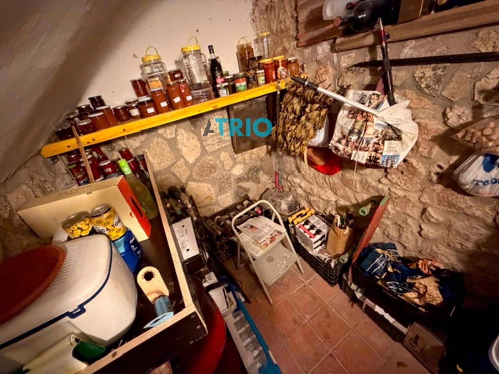 5 bedroom Villa for sale in Cavia with garage - € 320,000 (Ref: 9622764)