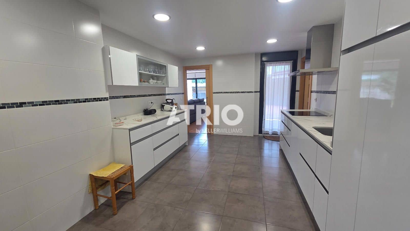 4 bedroom Townhouse for sale in Burgos city with garage - € 639,000 (Ref: 9816209)
