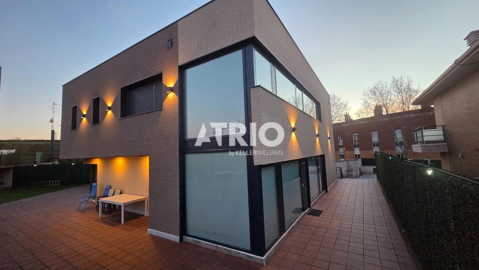 4 bedroom Townhouse for sale in Burgos city with garage - € 639,000 (Ref: 9816209)