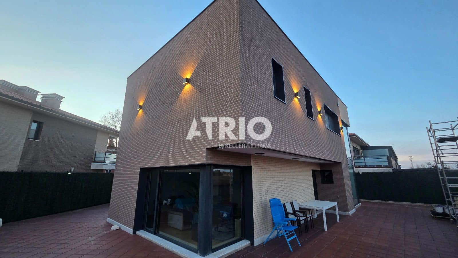 4 bedroom Townhouse for sale in Burgos city with garage - € 639,000 (Ref: 9816209)