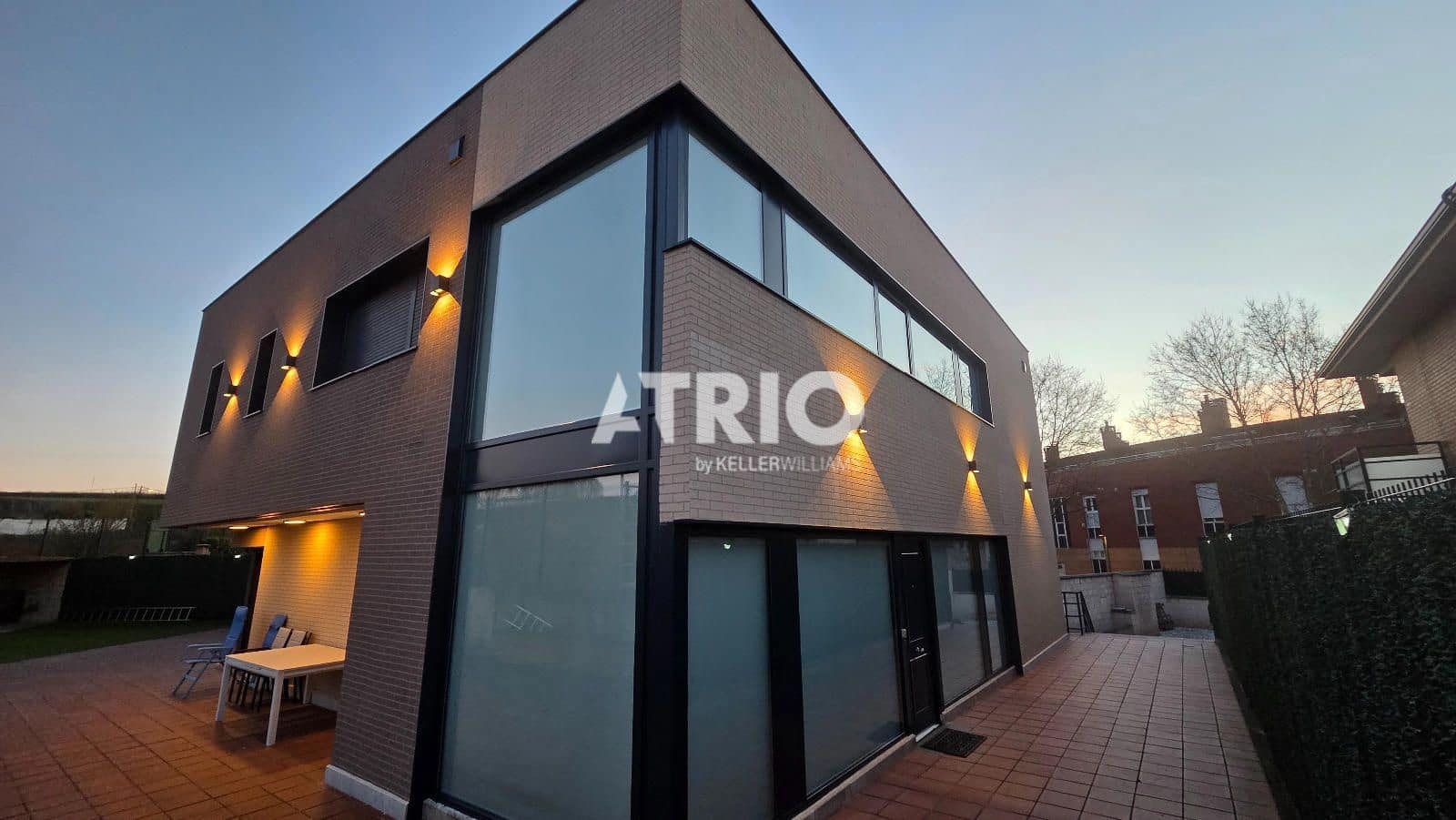 4 bedroom Townhouse for sale in Burgos city with garage - € 639,000 (Ref: 9816209)