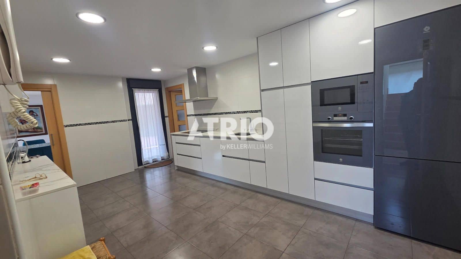 4 bedroom Townhouse for sale in Burgos city with garage - € 639,000 (Ref: 9816209)