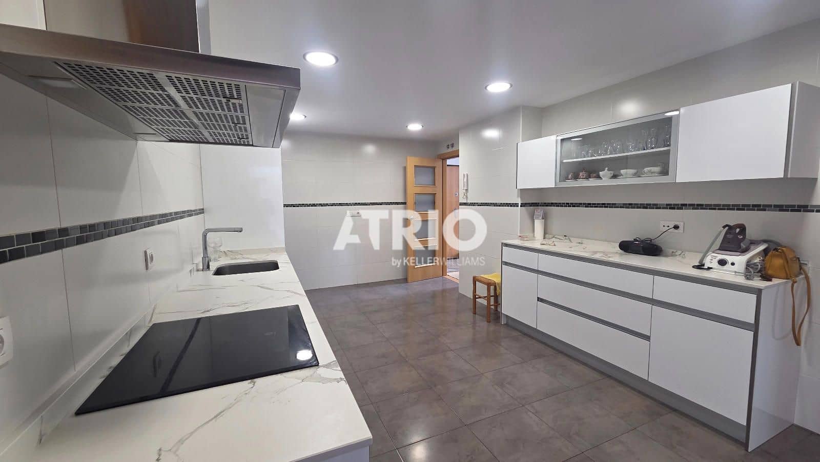 4 bedroom Townhouse for sale in Burgos city with garage - € 639,000 (Ref: 9816209)