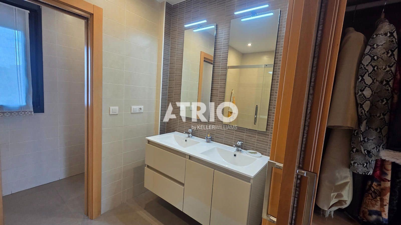 4 bedroom Townhouse for sale in Burgos city with garage - € 639,000 (Ref: 9816209)