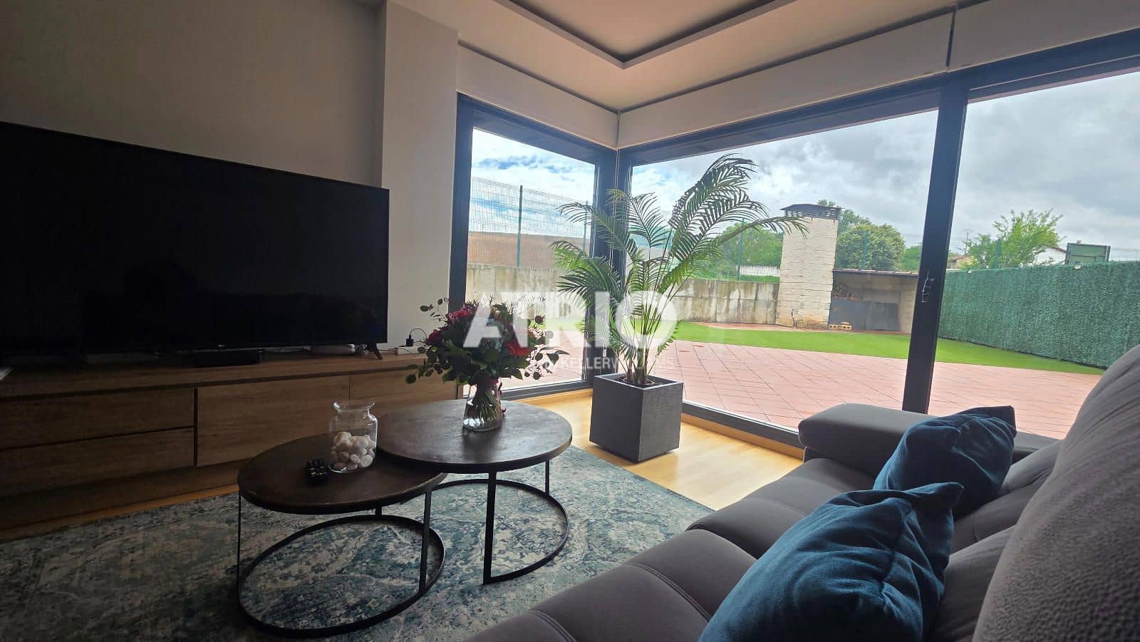 4 bedroom Townhouse for sale in Burgos city with garage - € 639,000 (Ref: 9816209)