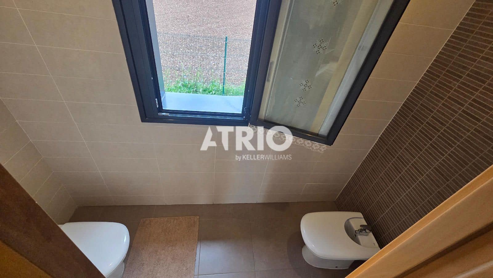 4 bedroom Townhouse for sale in Burgos city with garage - € 639,000 (Ref: 9816209)