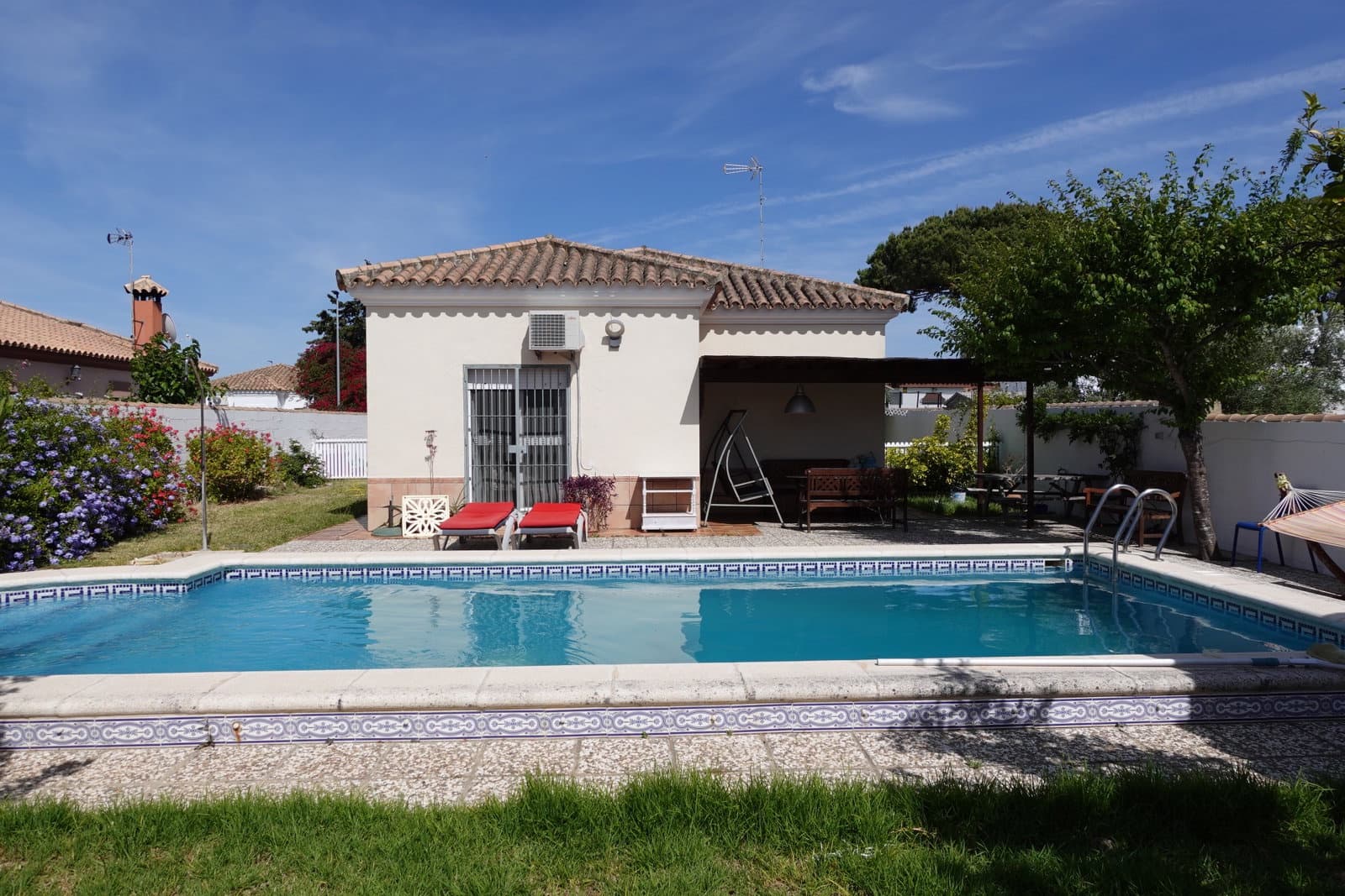 3 bedroom Villa for sale in Chiclana de la Frontera with pool garage - € 435,000 (Ref: 8326685)