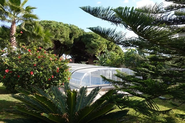 4 sypialnia Willa na sprzedaż w La Barrosa, Chiclana de la Frontera z basenem garażem - 450 000 € (Ref: 8754813)