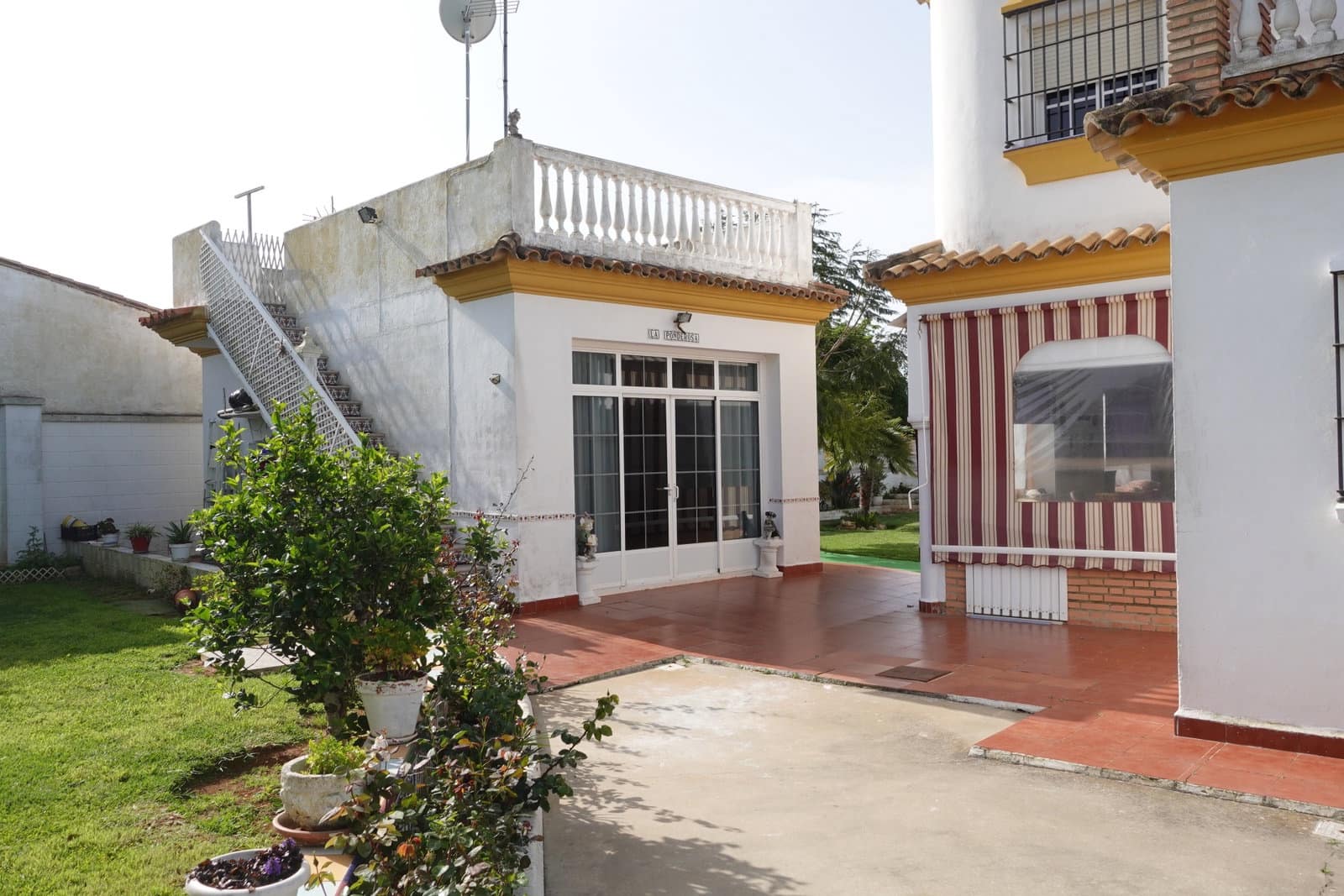 5 bedroom Villa for sale in Chiclana de la Frontera with garage - € 390,000 (Ref: 8969408)