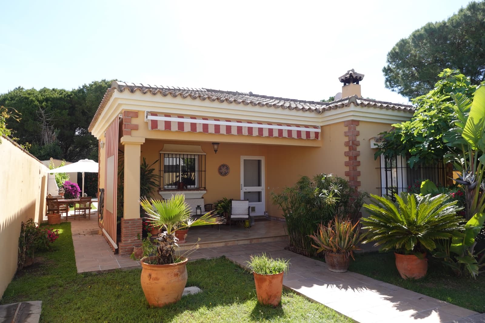 3 sypialnia Willa na sprzedaż w Chiclana de la Frontera z basenem garażem - 299 000 € (Ref: 9847832)