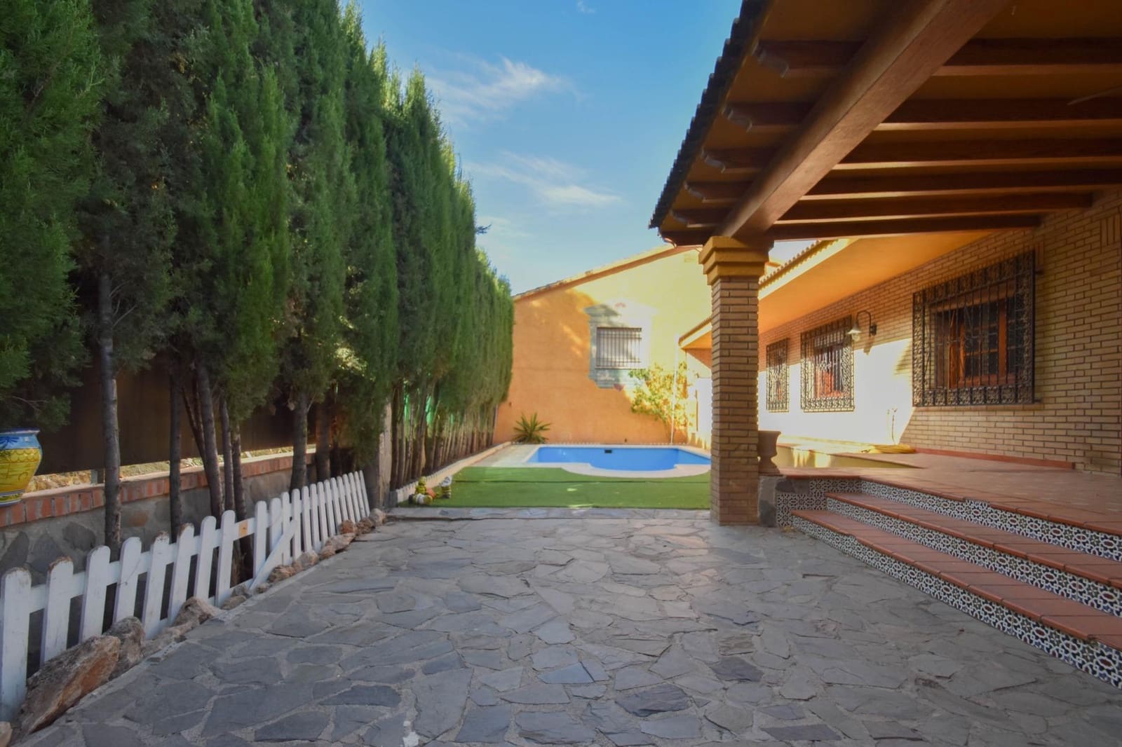 Chalet de 4 habitaciones en Monachil en venta con piscina 230.000