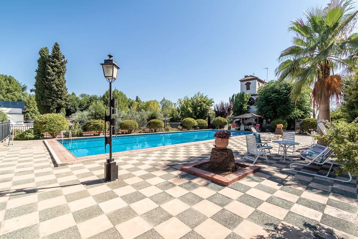 11 bedroom Villa for sale in La Zubia with pool garage € 2,500,000