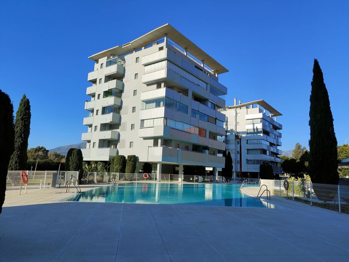 2 quarto Penthouse para arrendar em Fuengirola com piscina garagem - 1 450 € (Ref: 9640513)