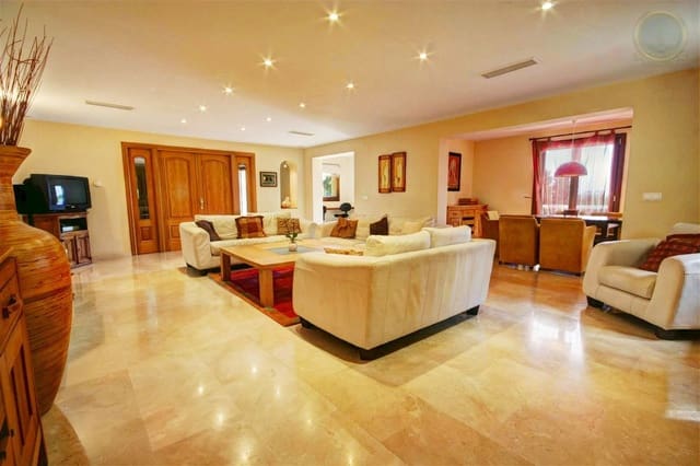 Chalet de 10 habitaciones en Benalmádena pueblo, Benalmádena en venta con piscina - 3.000.000 € (Ref: 9640521)