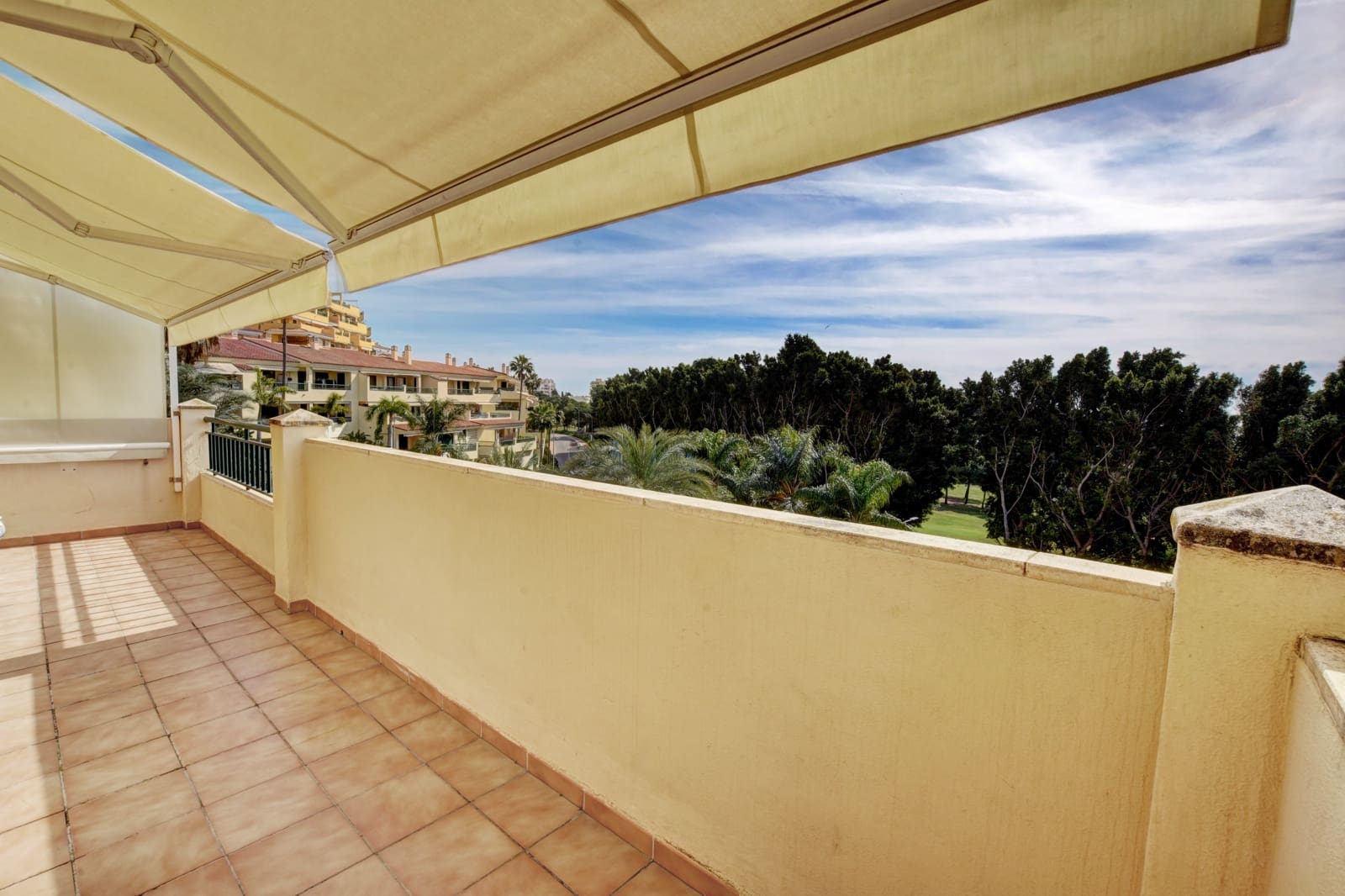 2 makuuhuone Asunto myytävänä paikassa Benalmadena mukana uima-altaan 
autotalli - 369 000 € (Ref: 9687554)