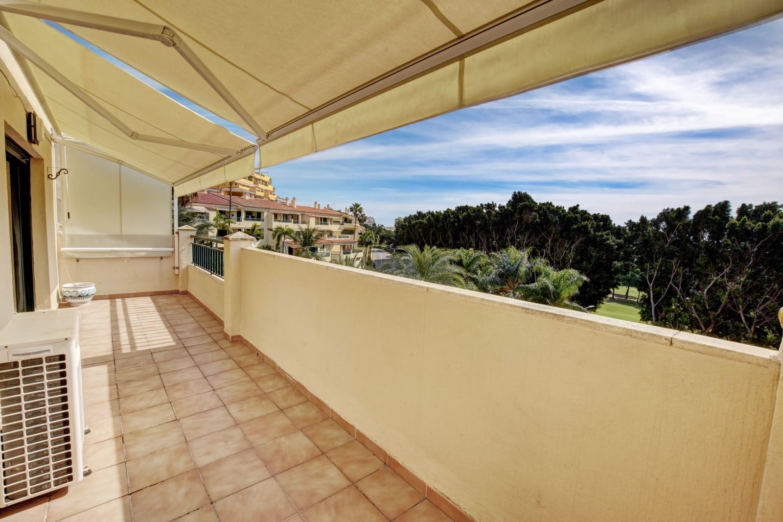 2 makuuhuone Asunto myytävänä paikassa Benalmadena mukana uima-altaan 
autotalli - 369 000 € (Ref: 9687554)