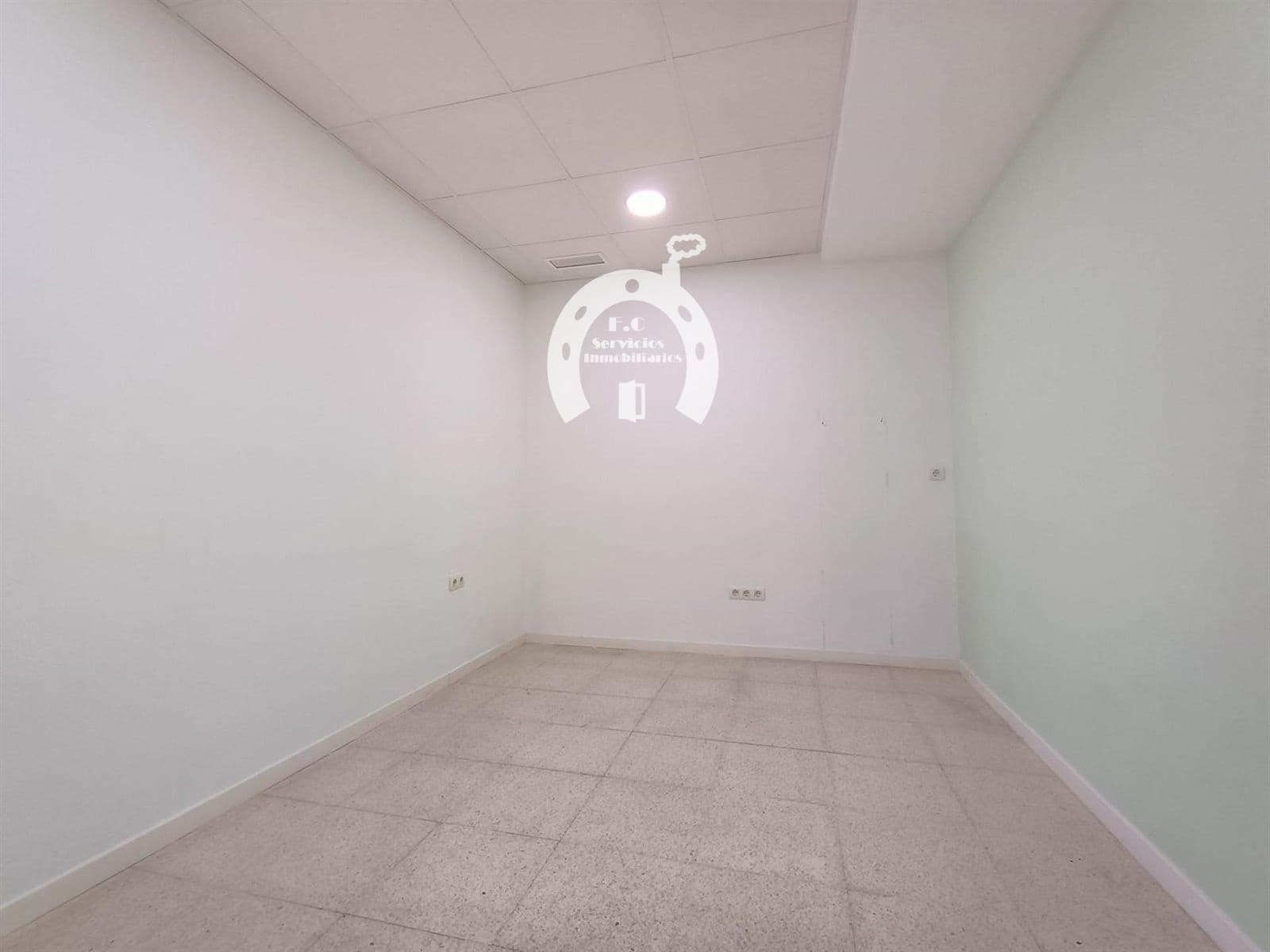 Comercial para arrendar em Elche / Elx - 700 € (Ref: 10007829)